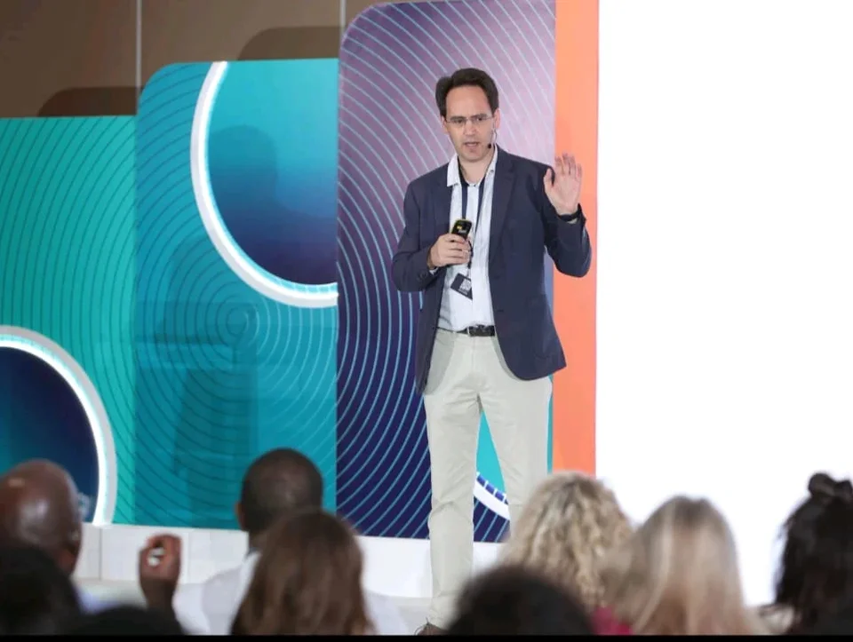 Wybrand Ganzevoort speaking to a professional audience.